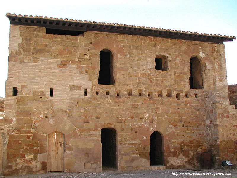 ESTRUCTURAS SOBRE LADO SUR DE LA MURALLA